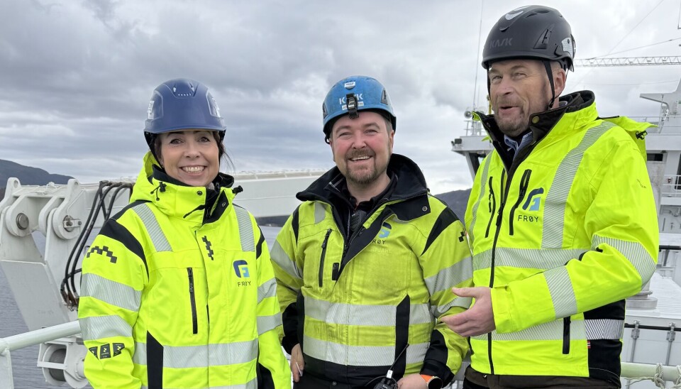 Kaptein John Martin Hepsø viser stolt frem «Frøy Saga» til Tonje Foss, adm.dir. i Frøy, og Arnt Solem, COO i Frøy.