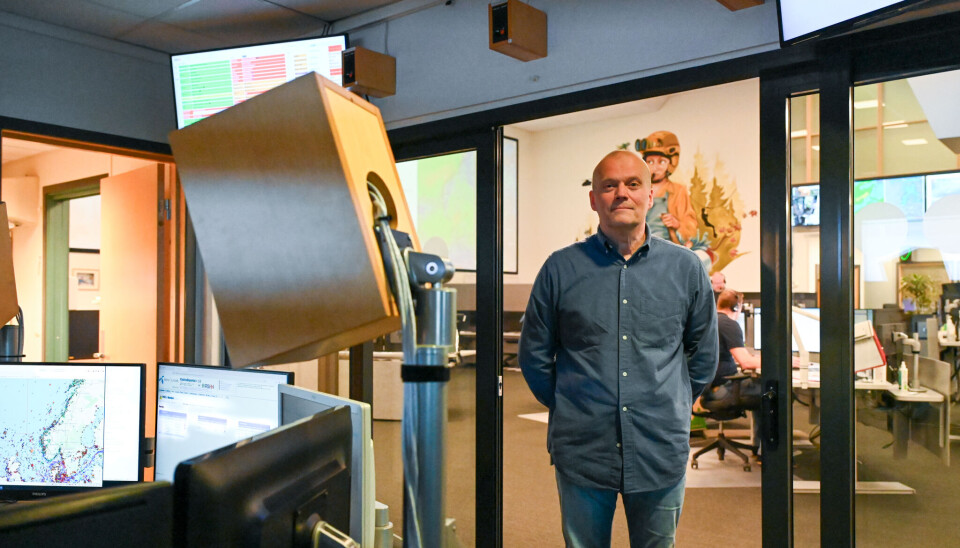 Erling Holmslet, leder av teknisk senter Telenor Kystradio. Han står åpningen i glassdøren mellom HRS og nåværende Telenor Kystradio.