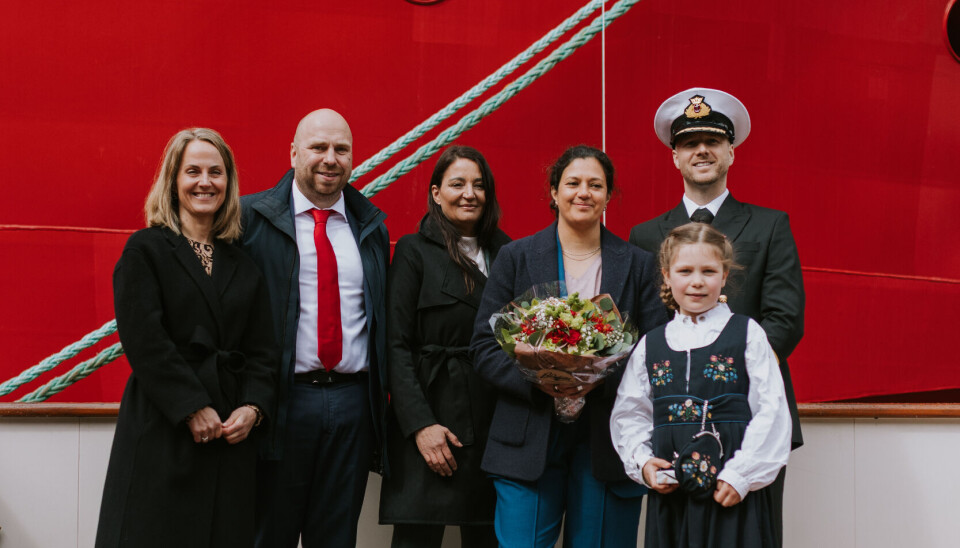 Fra venstre – CEO i Vard Cathrine Kristiseter Marti, verftsdirektør på Vard Langsten Odd Henrik Iversen, CEO i North Star Gitte Gard Talmo, gudmor Indu Vaidya, kaptein på Grampian Kestrel David Wallace og blomsterpike Anna Blindheim Johnsen