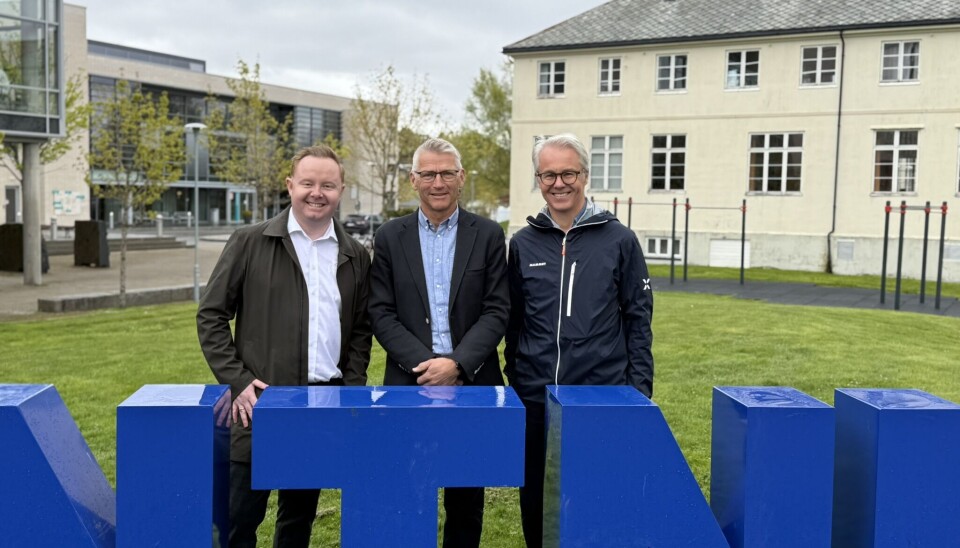 Carl-Henrik Moltumyr, salgsleder ettermarked i MMC First Process, Arnfinn Oksavik, daglig leder i NTNU Ocean Training, og Lars Erling Krogh, daglig leder i MMC First Process.