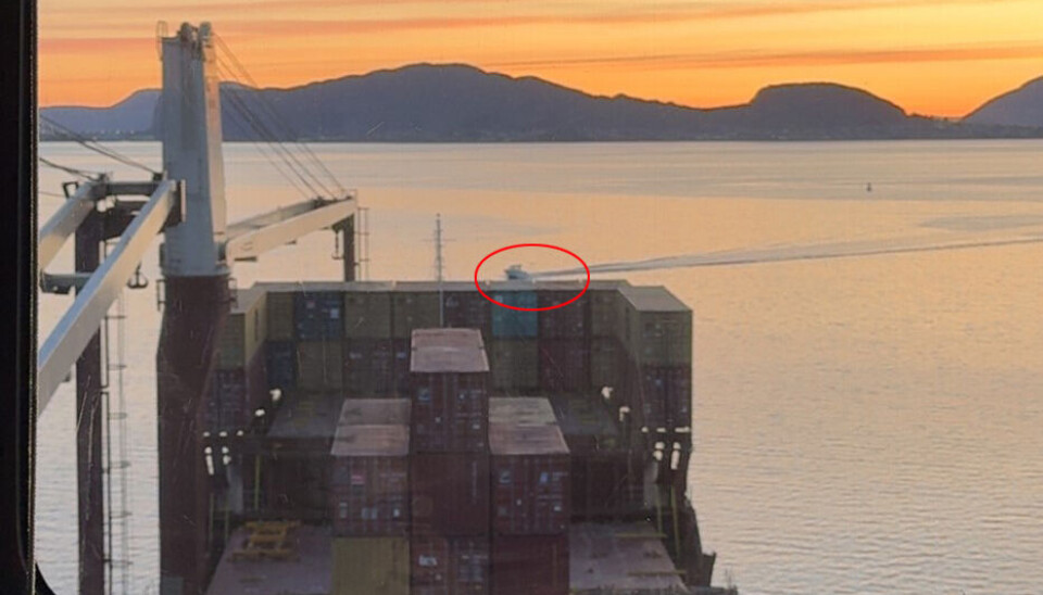 Store skip ser deg ikke, derfor bør du holde god avstand. Hver sommer kommer småbåter altfor nær store fartøy - dette er svært risikabelt. Fra broa på et stort skip kan små båter rett foran baugen havne i blindsonen.