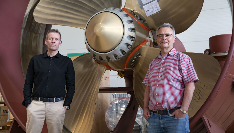 Kåre Øyvind Vassdal, konsernsjef i Brunvoll Group og Anders Ulvestad, Senior Bid & Sales Manager i Brunvoll. I bakgrunnen er
en tilsvarende thruster av den opptrekkbare thrusteren som skal utrustes på de nye fartøyene.