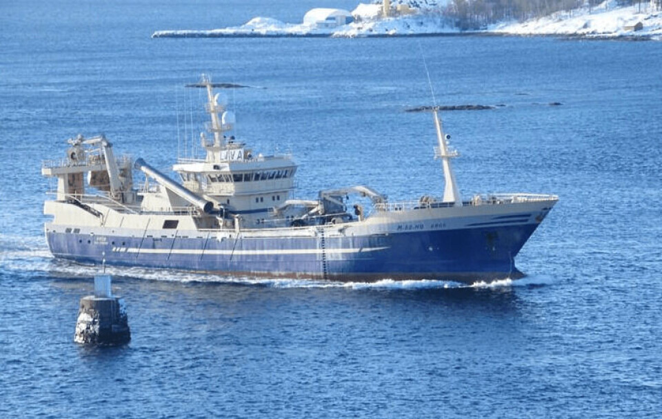 Dansk fiskebåt på grunn ved Værøy. Foto: Marine Trafic