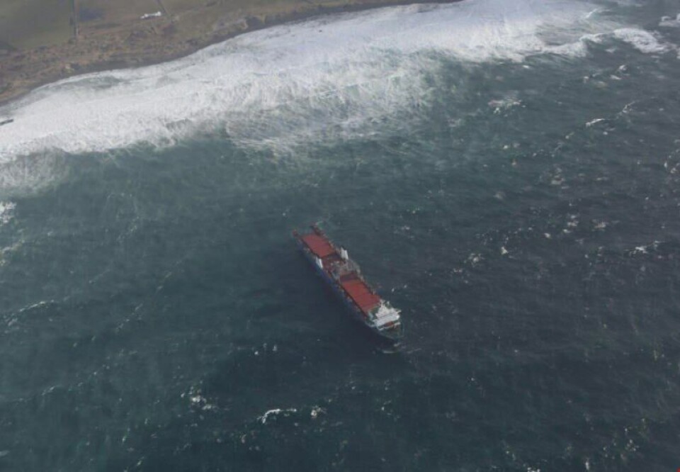 Kystverket registrerte 72 grunnstøtinger i 2017. Lasteskipet Tide Carrier var i februar 2017 i ferd med å drive på grunn, da Kystverket aksjonerte. (Foto: Kystverket)