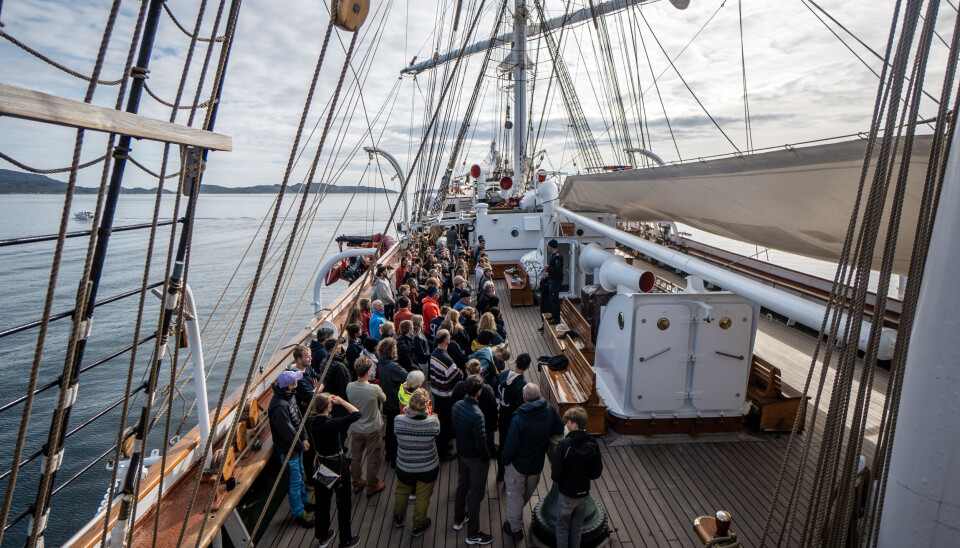 Studenter og mannskap samlet på dekk om bord på Statsraad Lehmkuhl i Nuuk, før seilasen gjennom Nordvestpassasjen.