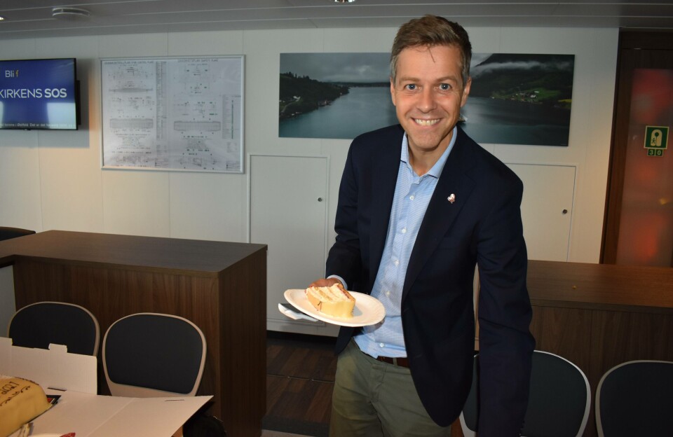 Knut Arild Hareide delte ut Ship of The Year prisen til «Hydra» i 2021. Foto: Helge Martin Markussen