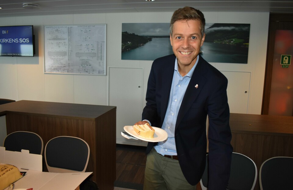 Knut Arild Hareide delte ut Ship of The Year prisen til «Hydra» i 2021. Foto: Helge Martin Markussen