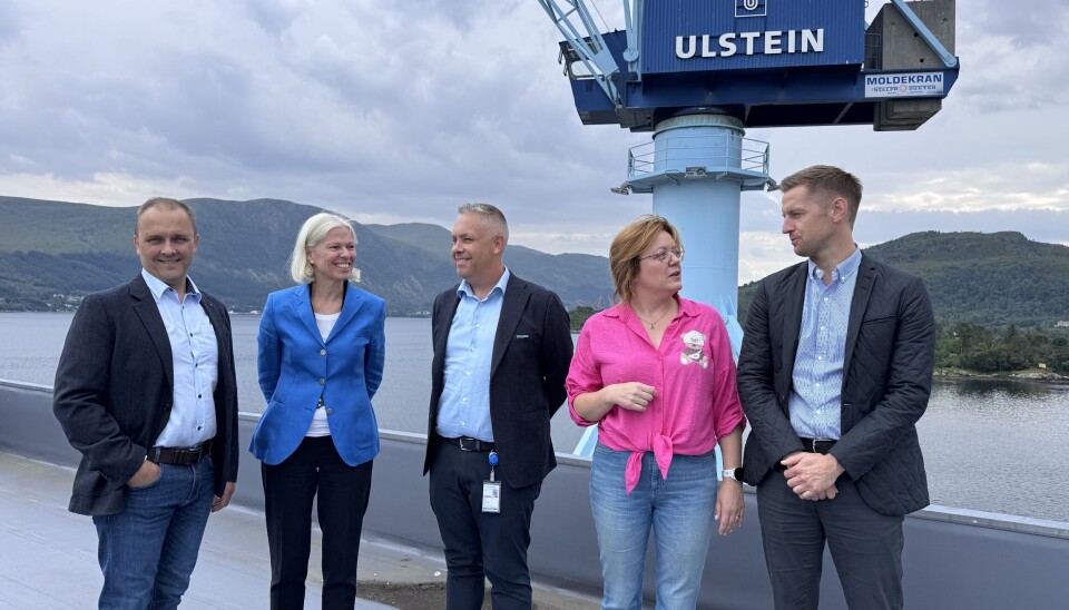 Dei norske verfta samlar seg om ein appell til politikarane for å sikre arbeidsplassar, styrke nasjonal beredskap og ta leiarskap i den grøne maritime omstillinga. På biletet frå venstre: Dag Vikestrand (Fiskerstrand Verft), Gunvor Ulstein (Ulstein Verft), Hans Jørgen Fedog (Green Yard Group), Nina Myklebust Lødøen (Larsnes Mek.) og Leiv Sindre Muren (Myklebust Verft).