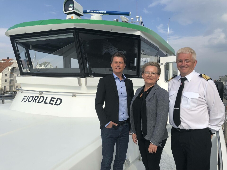 Fra venstre regionsjef for hurtigbåter i Norled; Bjørn Egil Søndenå, nestleder i Kolombus; Hege Skogland Mokleiv og kaptein Arve Osnes. Foto: Norled.