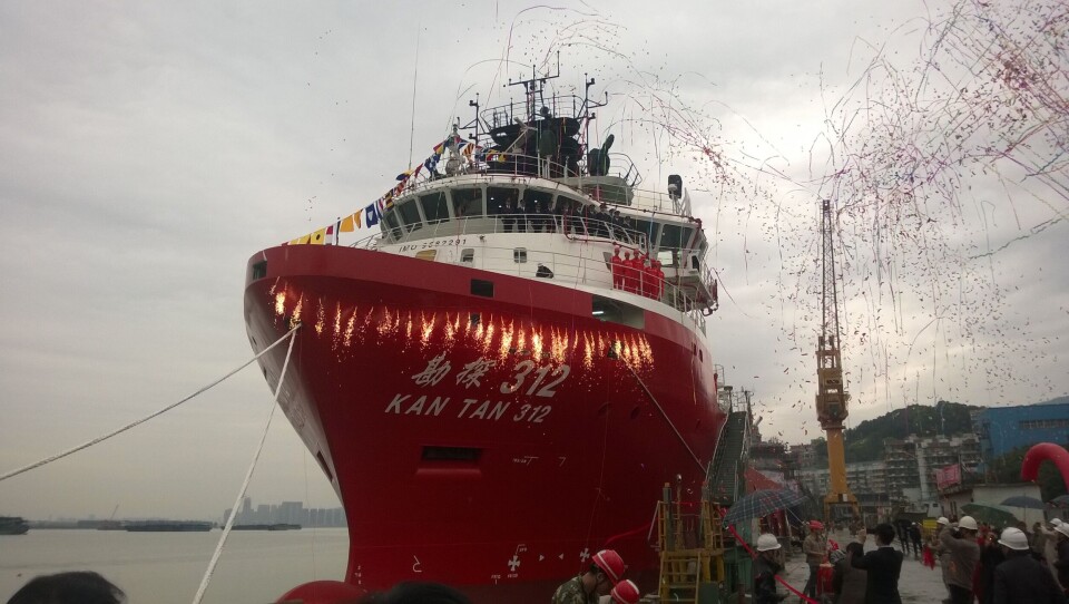 Konfetti og fyrverkeri: Det var stor stas og feiring da Fujien Mawei Shipbuilding leverte sin første Havyard 832 til Sinopec. FOTO: Havyard