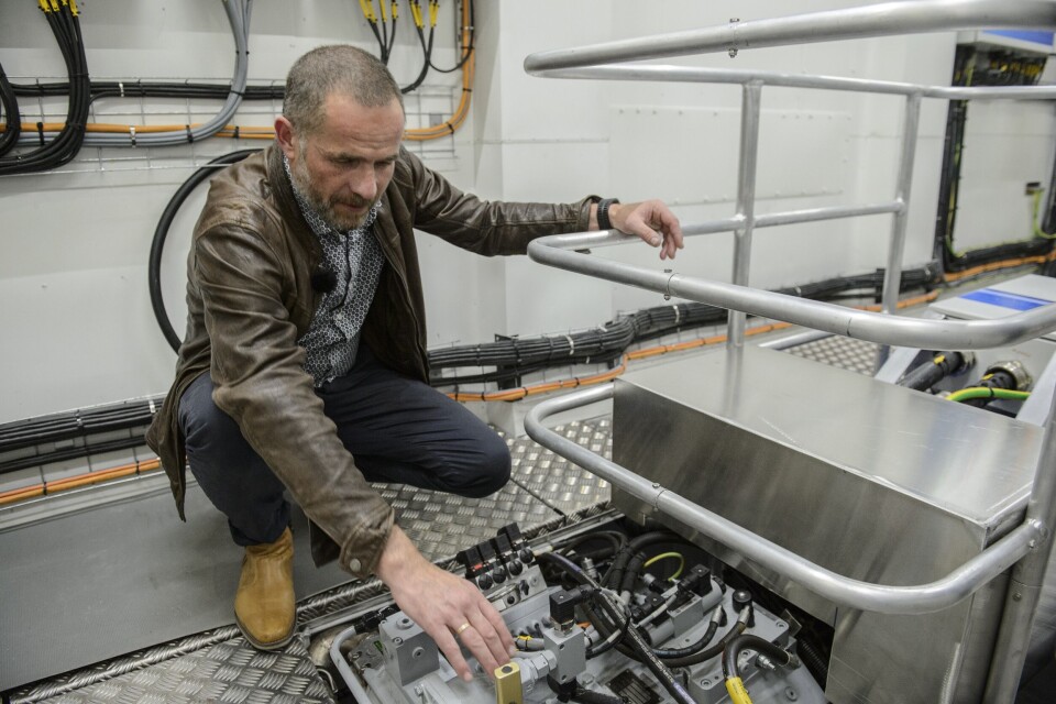 Torleif Stokke med giret fra Servogear om bord på 'Future of the Fjords'. Foto: Servogear