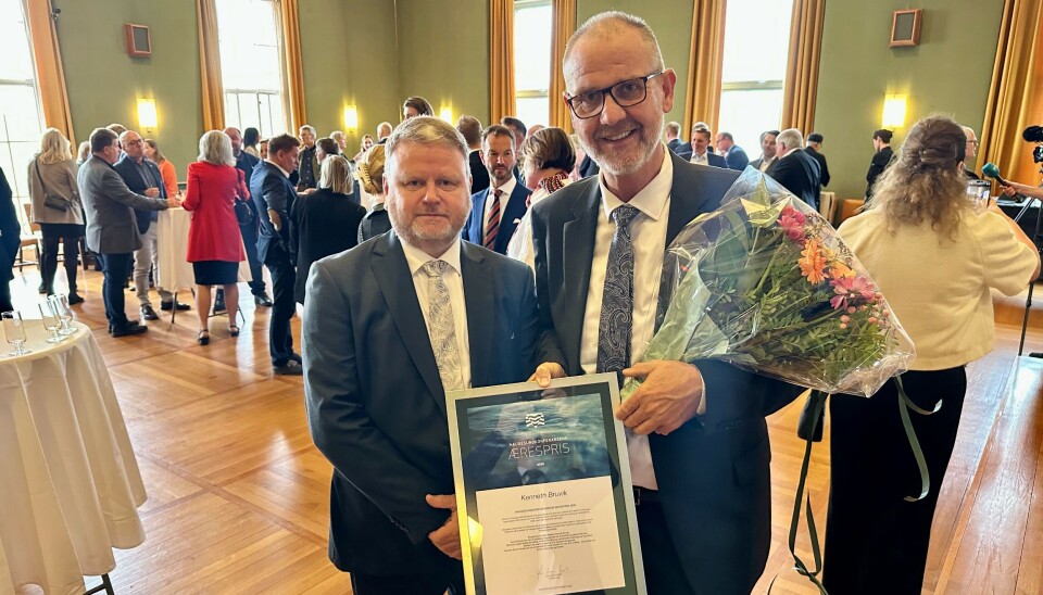 Prisvinner Kenneth Bruvik sammen med styreleder i stiftelsen 'Fremtidshavet', Bjarte Erstad