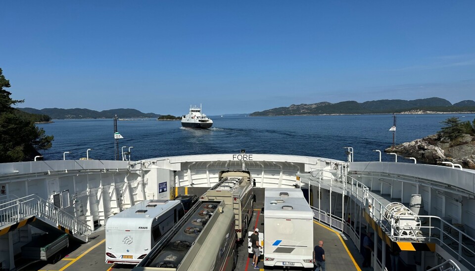 Ferje på vei ut fra Sandvikvåg ferjekai i Vestland fylke.