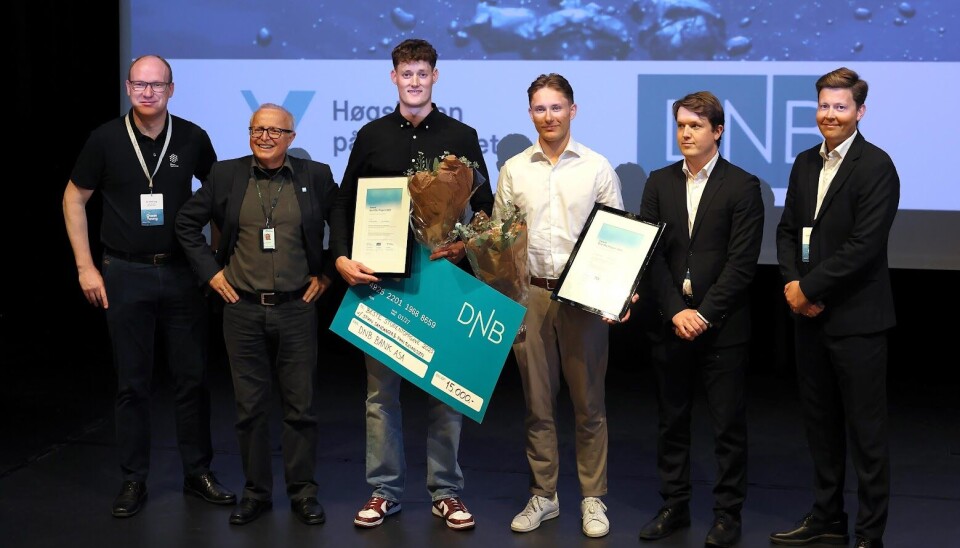 Finn Rasmussen og Stian Sandanger mottok prisen for årets beste bachelorprosjekt 2025 under utdelingen på Ocean Young. Her sammen med representanter fra HVL, Claxton Engineering Services, GCE Ocean Technology og DNB.