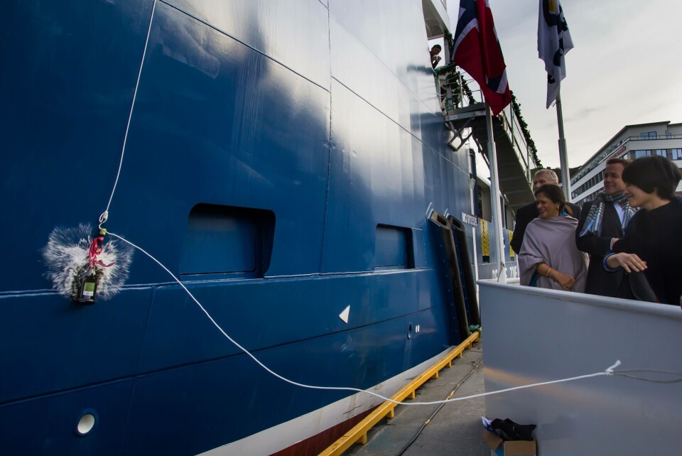 Gudmor Sun Wen ønsker skipet hell og lykke, før hun knuser flasken mot skroget. Foto: Havyard