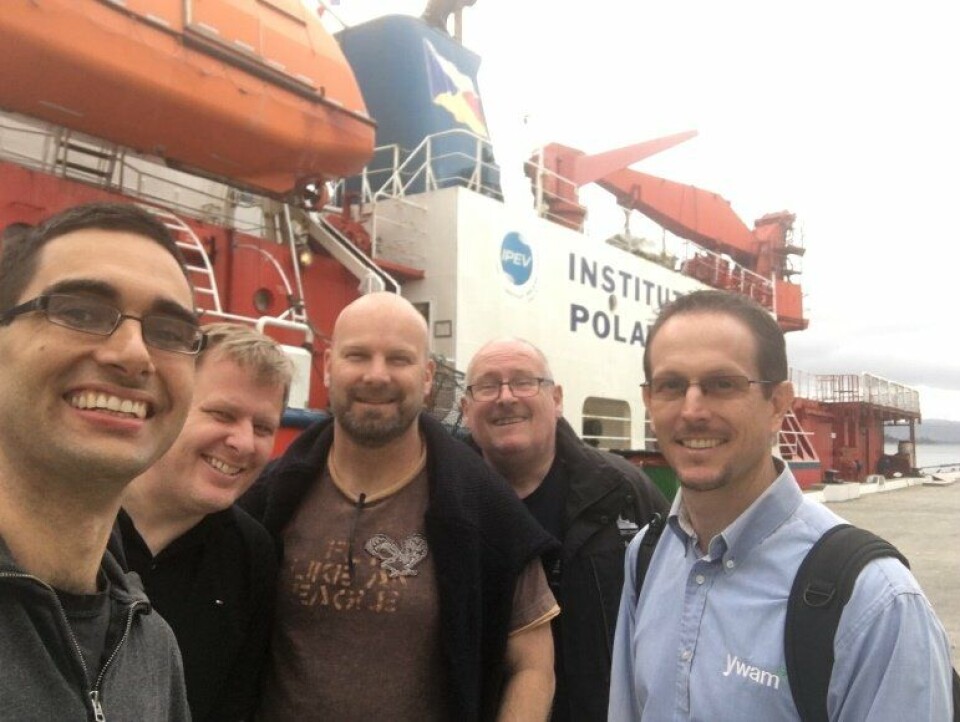 Leif Steinar Alnes, nr. fra høyre, er med i styringsgruppen for M/S «YWAM Liberty» og ellers kaptein og reder på fiskebåten «Nesbakk» fra Godøy. Bjarte Tonheim er nr. to fra venstre.