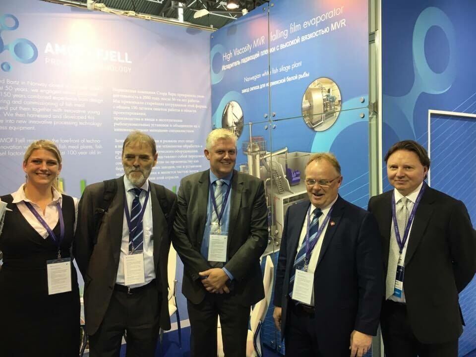 Fra venstre Jeanette Solheim (informasjonsansvarlig AMOF Fjell), Leidulv Namtvedt (Norges ambassadør i Moskva), Jan Terje Sønstabø (daglig leder AMOF Fjell), fiskeriminister Per Sandberg, og Valeri Khlupnov (salgsansvarlig AMOF Fjell i St. Petersburg). Fra venstre Jeanette Solheim (informasjonsansvarlig AMOF Fjell), Leidulv Namtvedt (Norges ambassadør i Moskva), Jan Terje Sønstabø (daglig leder AMOF Fjell), fiskeriminister Per Sandberg, og Valeri Khlupnov (salgsansvarlig AMOF Fjell i St. Petersburg).