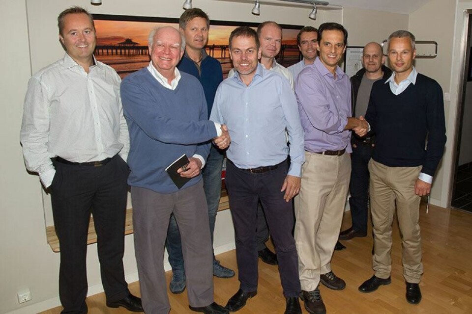 Avtalen i boks: Gjengen fra Grupo CBO og Havyard bekrefter avtalen med håndtrykk.Framme fra venstre: Stig Magne Espeseth - Executive Vice President Havyard Design & Solutions (HDS), Alfredo Naslausky - Director Grupo CBO, Kjell-Peder Overvåg – General Manager Havyard South America, Marcelo Martins - Director Aliança Shipyard og Gisle Vinjevoll Thrane – Senior Vice President Sales HDS.Bak fra venstre: Arve Helsem Leine – Design Manager HDS, Jan Magne Gøksøyr – Project Manager HDS, Luis Padilha - Technical manager CBO og Alexandre Fernandes - Technical manager Aliança Shipyard. Foto Havyard
