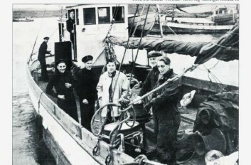 Mannskapet om bord i "Arthur" på Shetland. Shetlandslarsen nummer fire fra høyre Foto: Norsk Hjemmefrontmuseum