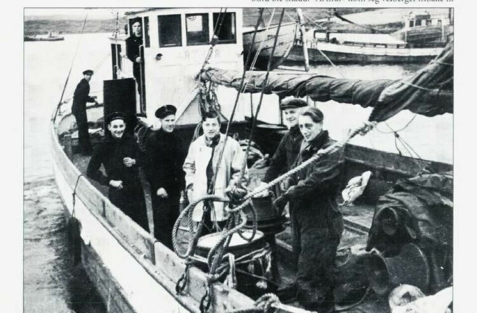 Mannskapet om bord i 'Arthur' på Shetland. Shetlandslarsen nummer fire fra høyre Foto: Norsk Hjemmefrontmuseum