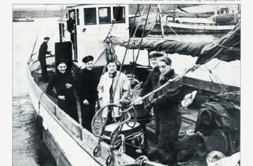 Mannskapet om bord i 'Arthur' på Shetland. Shetlandslarsen nummer fire fra høyre Foto: Norsk Hjemmefrontmuseum Mannskapet om bord i 'Arthur' på Shetland. Shetlandslarsen nummer fire fra høyre Foto: Norsk Hjemmefrontmuseum