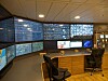 Et kontrollrom med buede skjermvegger, skrivebord, stol og mange instrumentpaneler.