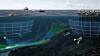Illustrasjon av oppdrettsmerder i havet med nett, fisk og havbunn under overflaten.