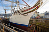 Statsraad Lehmkuhl ligger i dokk omgitt av stillaser, kai og tett rigging.
