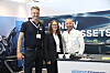 Tre personer står foran en messestand med Nordic Fender-profilering og maritime produkter.