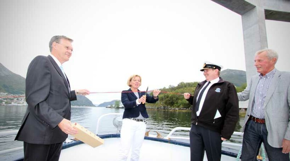 Med assistanse frå regiondirektør John Erik Hagen frå Kystverket Vest (t.v.), hamnedirektør i Måløy Håkon Olsen og Vågsøy-ordførar Roger Silden, fekk kystdirektør Kirsti L. Slotsvik æra av å skjere av det raude bandet og erklære den utbetra farleia gjenno