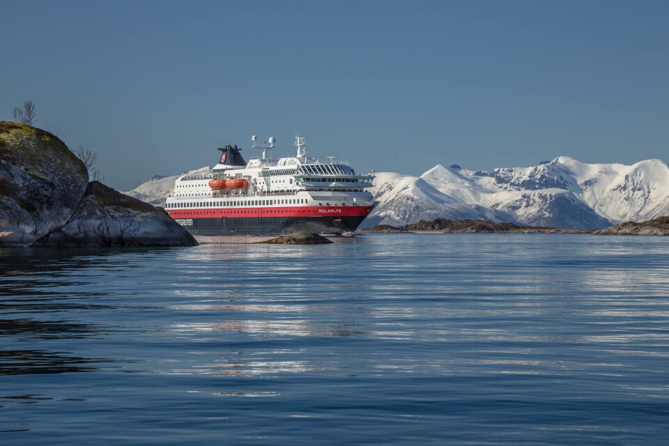 MS Polarlys er ett av Hurtigrutens skip som skal gjennom omfattende miljøoppgraderinger. Med gassmotor og batteripakker vil skipet være like effektivt og miljøvennlig som om hun skulle vært ny. Foto: CARSTEN PEDERSEN/Hurtigruten