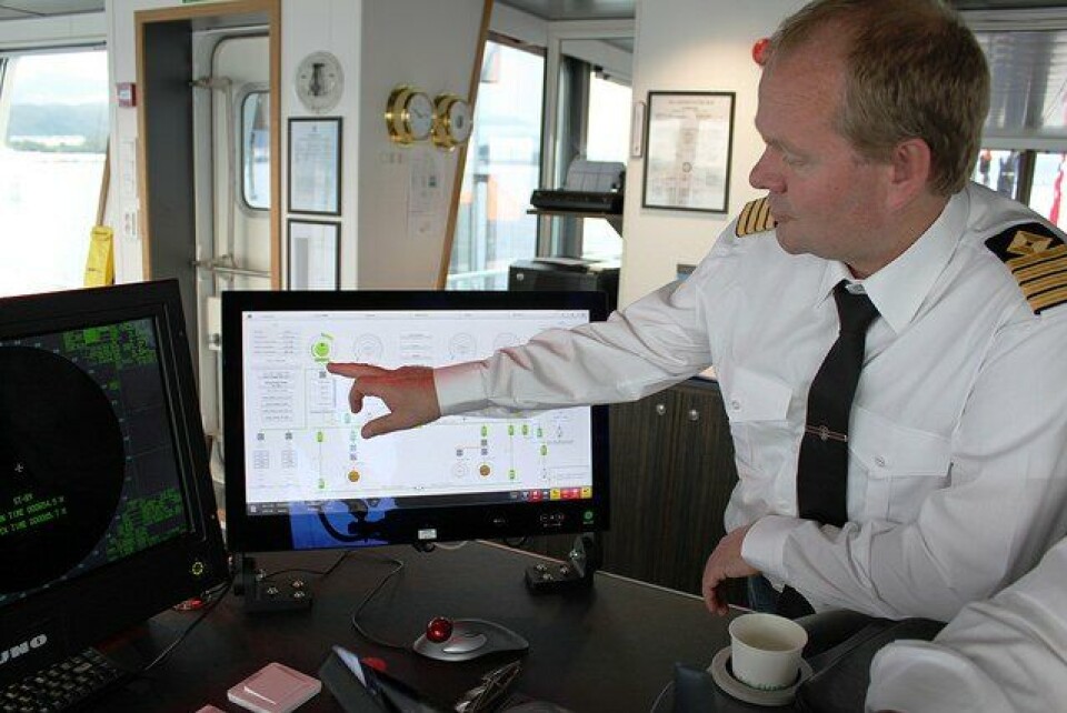 Skipsfører Vidar Kristoffersen følger med på batteribruken under prøvetur utenfor Ålesund 15. september. Foto: Kystverket/Pål Are Lilleheim