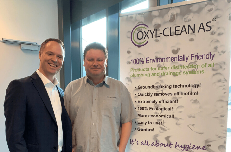 Kenneth Indrevåg, salgs- og prosjektleder i MarinEquip AS (venstre) og Tor Petter Eriksen, daglig leder i Oxyl Clean AS (høyre). Foto: MarinEquip AS
