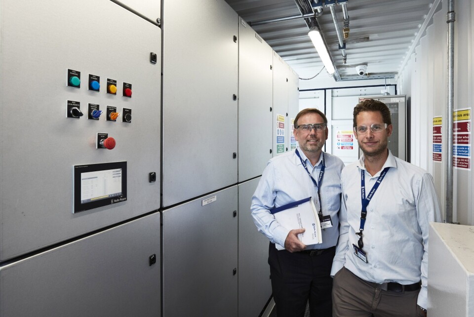 Jens Hjorteset (til høyre) er teknisk produktsjef for SAVe Energy, det nye batterisystemet til Rolls-Royce Marine. Erling Johannesen (til venstre) er plassjef ved Rolls-Royce avdeling for Power Electric Systems i Bergen. Foto: Øystein Klakegg