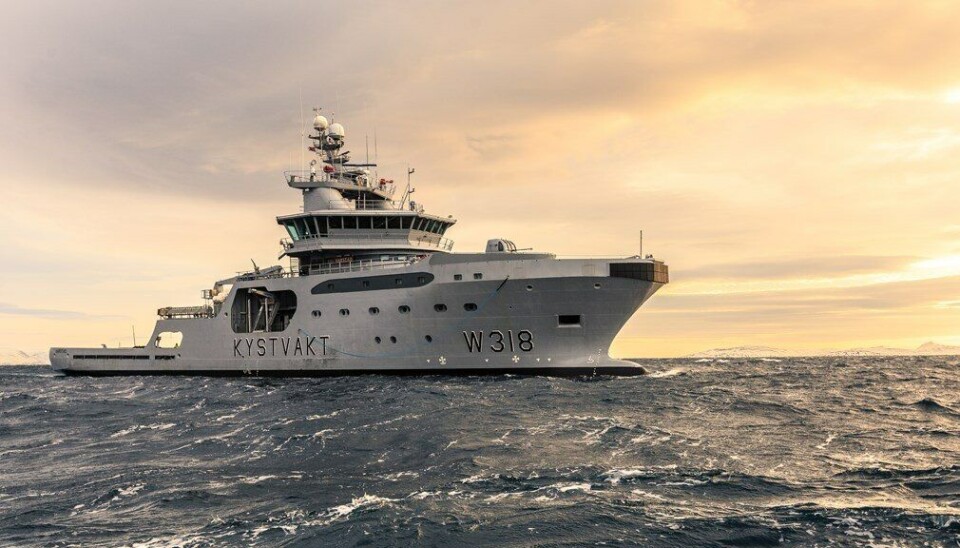 KV «Harstad» og et redningshelikopter er sendt til stedet.