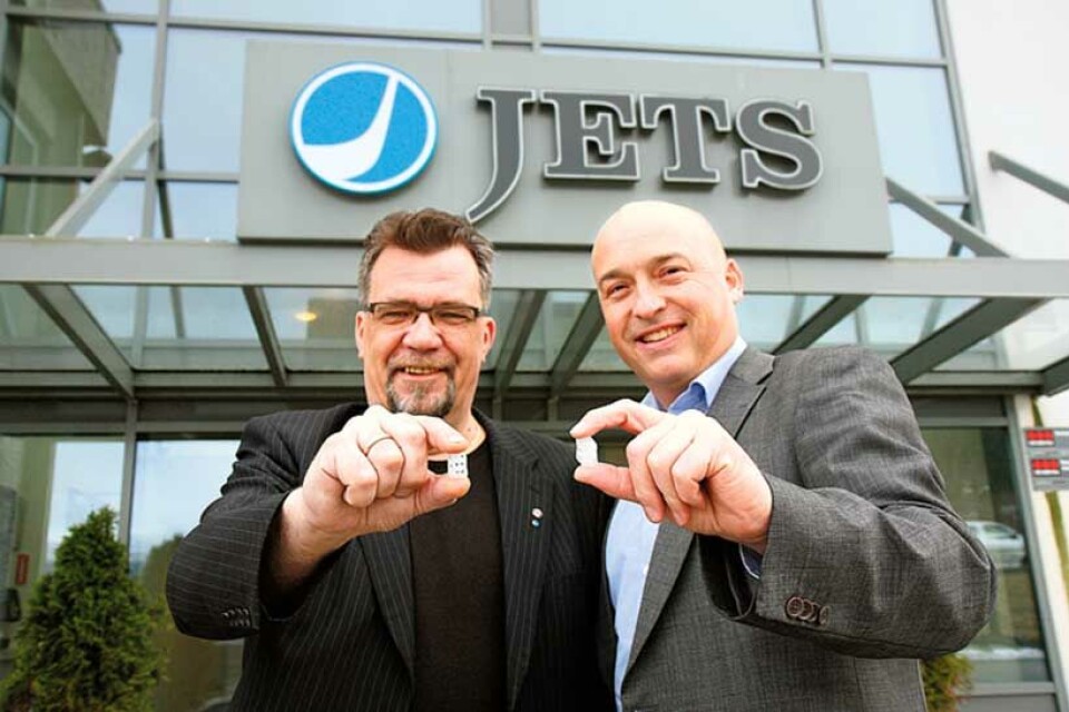 Produksjonssjef Aksel Johansen (tv) og adm.dir. Jan Tore Leikanger i Jets Vacuum AS, her med hvert sitt BWT S-element. Dette bidrar til at anlegget kan lages kompakt, og likevel få god ytelse.