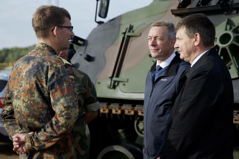 Forsvarsminister Frank Bakke-Jensen og Justisminister Tor Mikkel Wara i samtale med kommunikasjonssjef Eysten Kvarving på Borg havn i Fredrikstad Foto: Forsvaret
