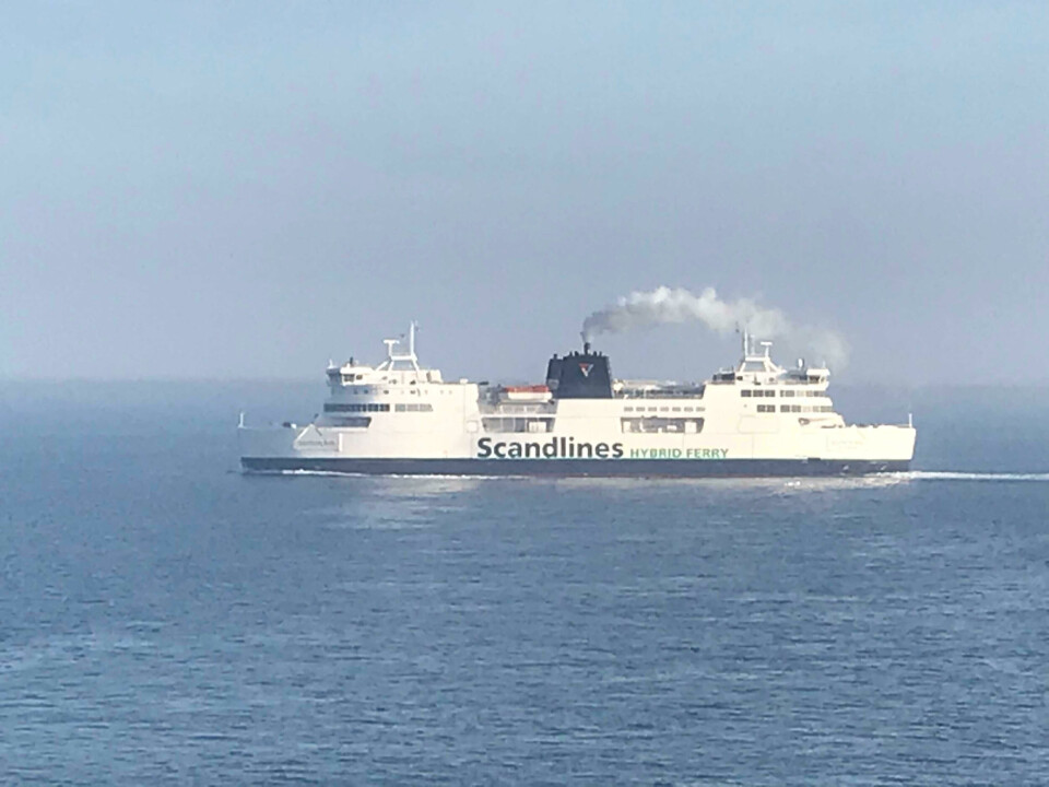 Det ryker fortsatt heftig av pipen fra fergen mellom Puttgarten og Rødby, men interessen for den norske modellen for grønn shipping er økende. Foto: Sigbjørn Larsen.