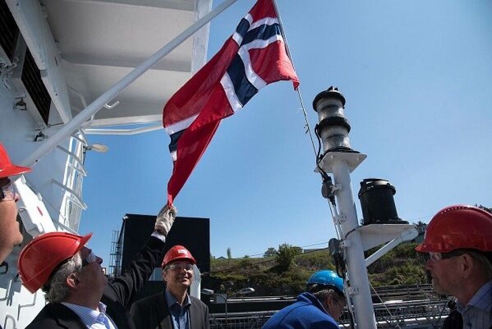 FEIRET: Sjøfartsdirektør Olav Akselsen (midten) syntes det var stas å ta del i flaggheisingen på Hagland Bona. Foto: Sjøfartsdirektoratet