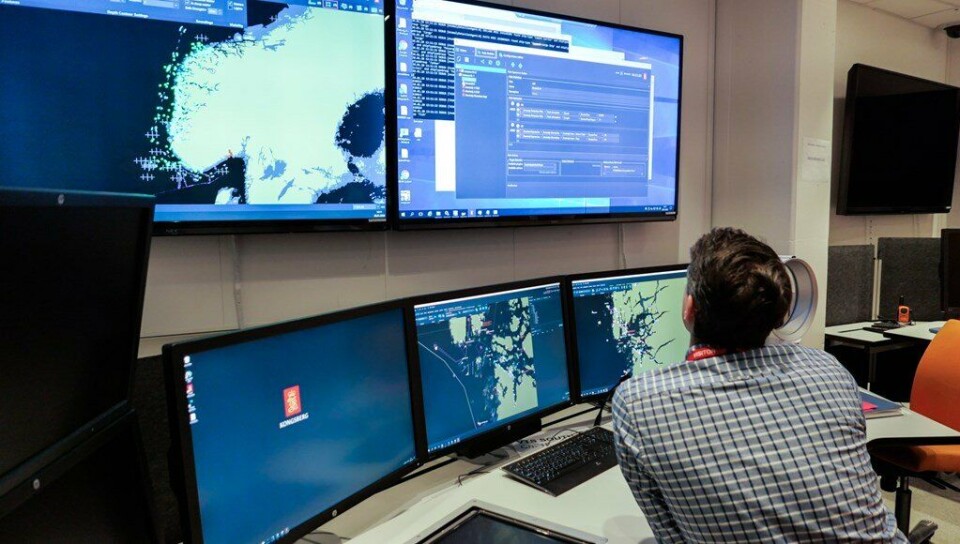 Kongsberg Norcontrol demonstrerte nylig algoritmen for Kystverket i et operativt testmiljø. Ut året skal løsningen testes ut og utbedres før den blir integrert i sjøtrafikksentralen sine systemer. Foto: Kystverket/Anne Grethe Nilsen.
