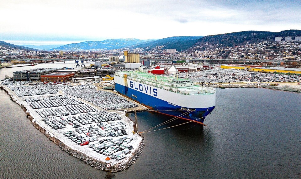 På grunn av den store etterspørselen valgte Tesla like før jul å sende en den oversjøisk bilbåten ”Glovis Courage” direkte fra Zeebrugge til Drammen med hele 780 Tesla-biler ombord. Foto: Knut Brevik Andersen