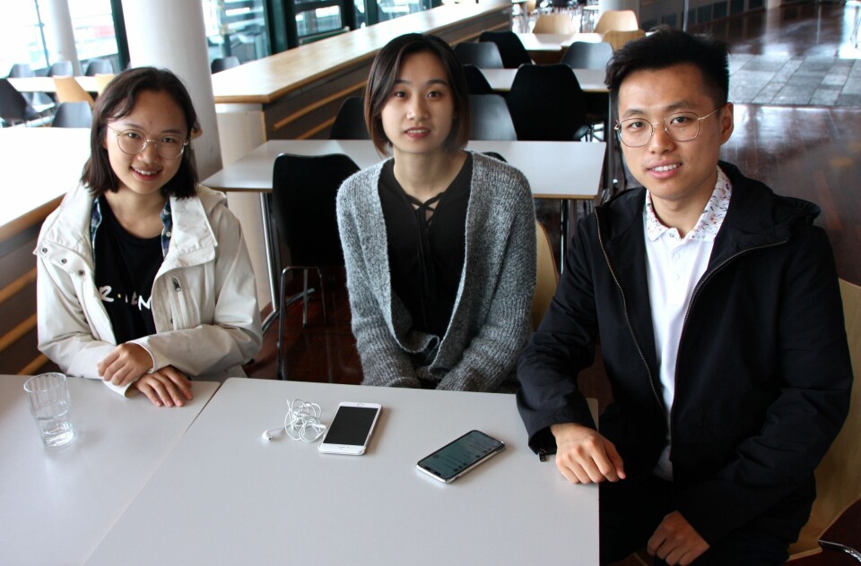 Yifei Wang, Xingyu Lou og Jonathan Li, synes det er spennende å lære mer om norsk maritim næring. Foto: Andrea Bærland