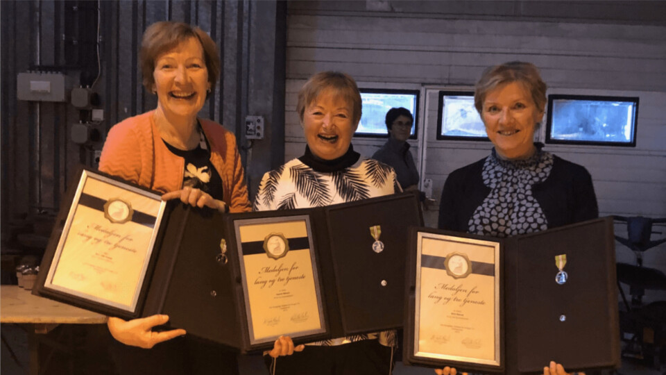 Toril Vik Veland (f.v), Ingunn Eikeset og Britt Ryland var tydelig overrasket og stolte av å ha blitt tildelt Norges Vel Medalje for lang og tro tjeneste. Foto: Kystrederiene