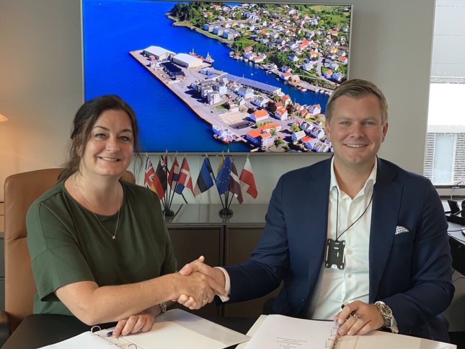 Ann Helen Hystad i Karmsund Maritime Group og Tore Gautesen i Karmsund Havn har inngått avtale om kjøp av Kopervik Havn. Foto: Karmsund Havn