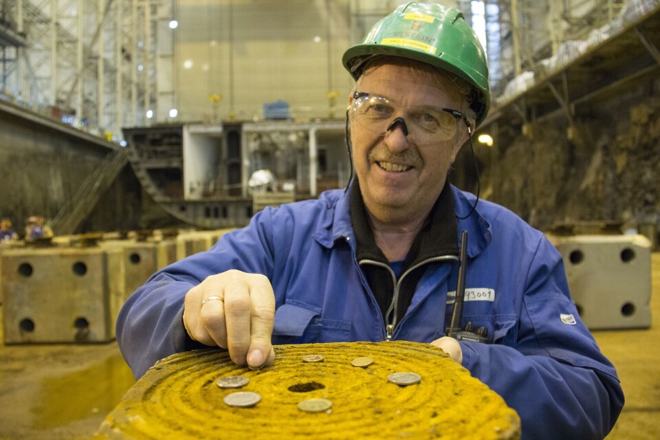 Arbeidsleiar Paul Myrvågnes plasserte mastemynten.