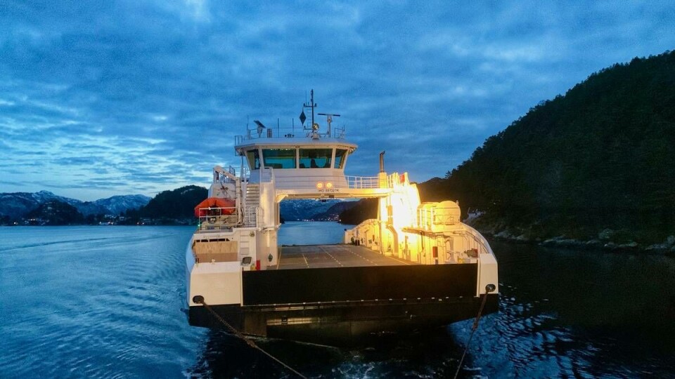 Den nye ferja som trafikkerer Hidra ved Flekkefjord kan ikke brukes ved høyvann. For høy for kaiene. Foto: Avisen Agder.