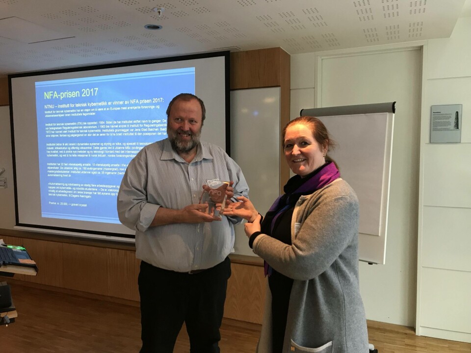 NFA Prisen 2017 ble tildelt NTNU – Institutt for teknisk kybernetikk. Prisen ble tatt imot av instituttets nestleder, professor Tor Onshus (t.v). Prisen ble overrakt av NFAs styreleder Heidi Fuglum. Foto: Håkon Rem, NFA