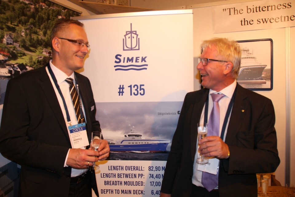 Øyvind Iversen (t.h.) i Simek skåler med Hans Ove Holmøy i Skipsteknisk, for den nye kontrakten med Sealord. Foto: Vibeke Blich