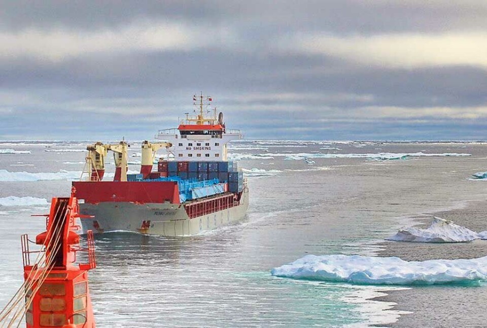 Kineserne satser på de nye mulighetene for skipsfart i nordområdene. Her blir containerskipet Yong Sheng assistert gjennom Nordøstpassasjen av atomisbryteren 50 Let Probedy i september 2013.