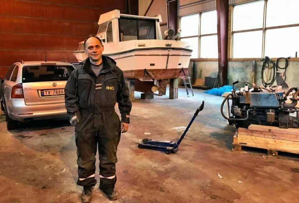 Fred Åge Hyllestad har lang erfaring og fagkompetanse innen bilreparasjon og mekanikk. Foto: Finio AS.